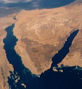 צילום, הפונה צפונה, של חצי האי סיני, מפרץ סואץ ומפרץ אילת, כפי שצולם ממעבורת החלל קולומביה ב-1991