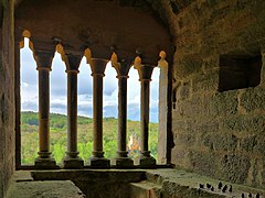 La fenêtre à colonnettes du donjon roman.