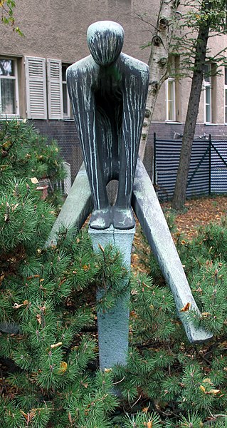 File:Skulptur Gritznerstr 59 (Stegl) Bockspringer&Alfred Trenkel&1957.jpg
