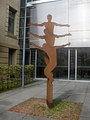 Vom Hinabsinken und wieder Auferstehen, Skulptur von [[:de:Martin Burchard, Stahl, Höhe 360 cm, Stuttgart-West, Rosenbergstraße 38, Diakonie-Klinikum, Haupteingang.