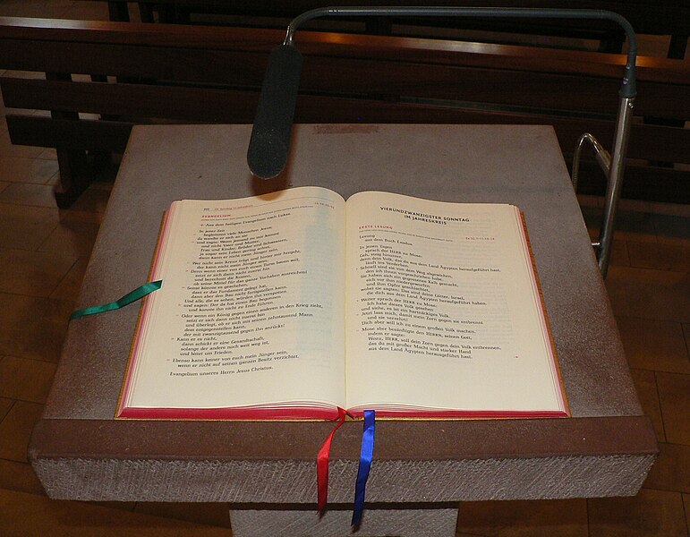 File:St. Nikolaus Germete Ambo mit aufgeschlagenem Lektionar Lesejahr C.jpg