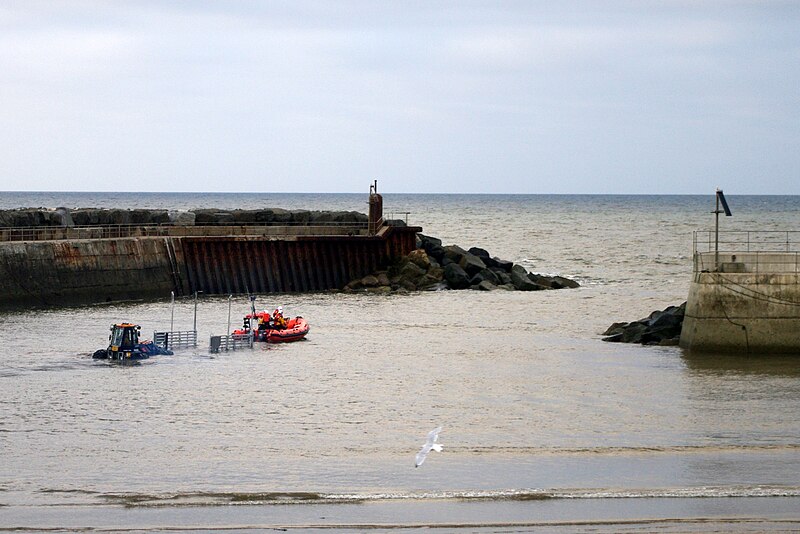 File:Staithes lifeboattractor launch 14.09.2009 19-40-05.jpg