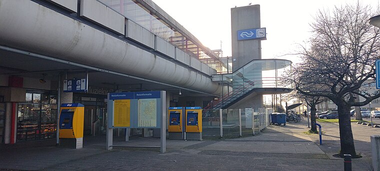 Almere Muziekwijk railway station