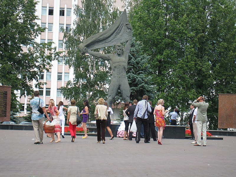 File:Statue - panoramio - sayhan1.jpg