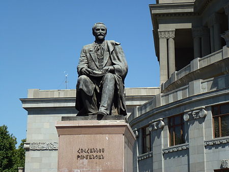 Statue of Hovhannes Tumanyan in Yerevan 01.JPG