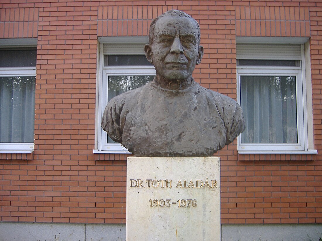 Tóth Aladár-szobor