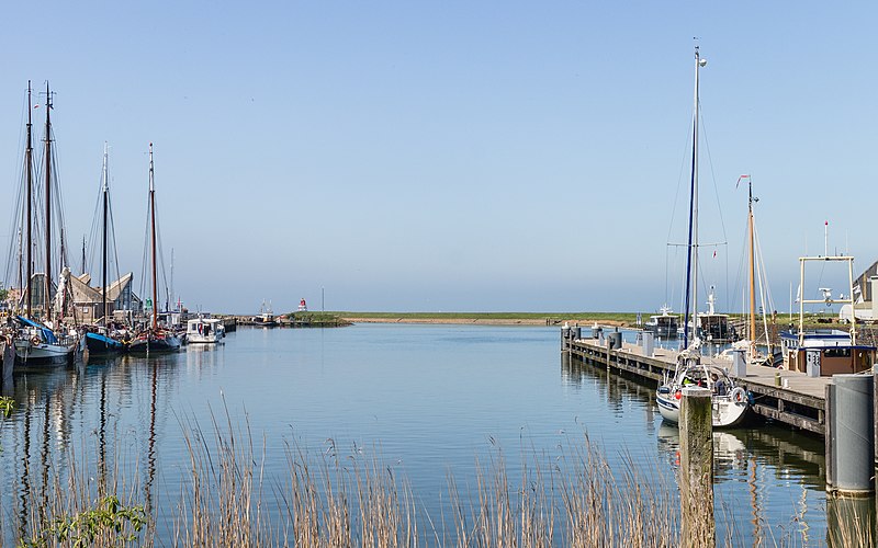 File:Stavoren. Zicht op de haveningang. 31-05-2021 (actm.) 02.jpg