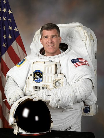 Astronaut Steve Bowen, NASA photo JSC2008-E-039696 (7 April 2008)Source: Wikipedia (spaceflight.nasa.gov killed 25 Feb 2021) 360px-Stephenbowenv2.jpg