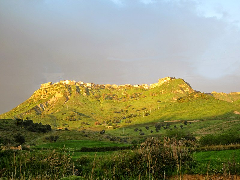 File:Strongoli in the late afternoon, seen from SP 16 road. Calabria, Italy - panoramio.jpg