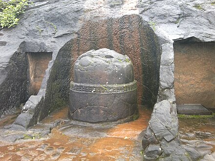 Stupa e vogël jashtë shpellave kryesore.