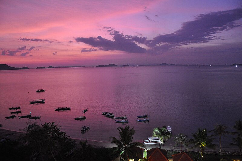 File:Sunset in Labuan Bajo (16499941353).jpg