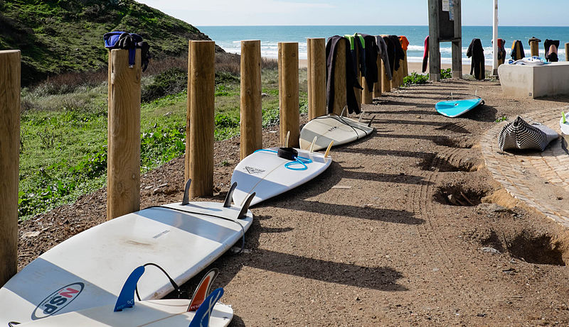 File:Surfboards ... (16509874099).jpg