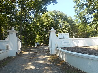 Sylvester Manor Gateway.jpg