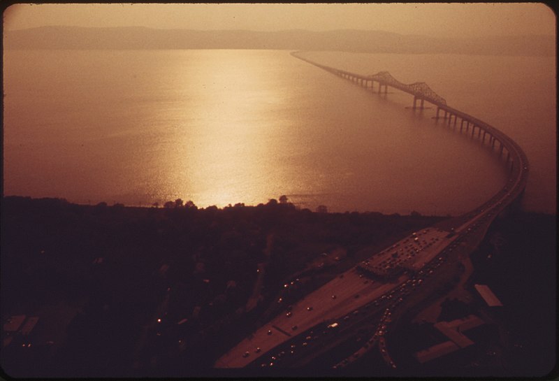 File:TAPPAN ZEE BRIDGE AT SUNSET. BRIDGE SPANS THE HUDSON RIVER BETWEEN TARRYTOWN, NEW YORK, AND NYACK, NEW JERSEY - NARA - 548415.jpg