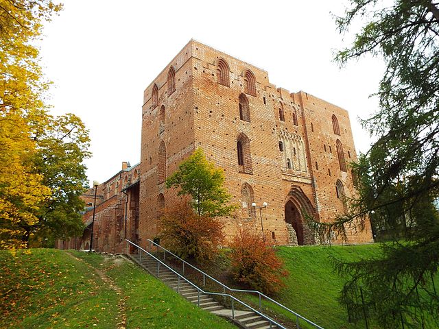 File:Tartu_Cathedral_05.jpg