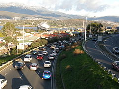 Odcinek Tasman Highway przebiegający przez dzielnicę Montagu Bay w Hobart (w tle Most Tasmana)