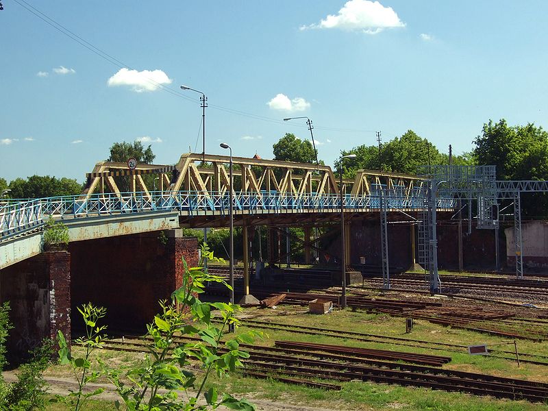 File:Tczew, 1 maja, most přes trať.JPG