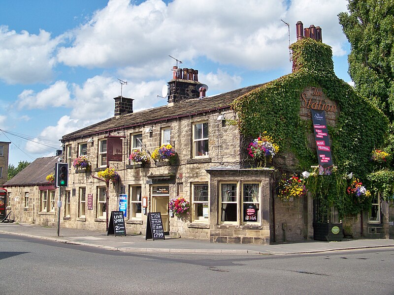 File:The Station pub at Guiseley.jpg