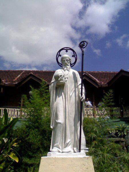 File:The Statue of Sylvester Gozzolini at St. Sylvester's College Kandy Sri Lanka.jpg