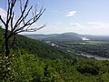 Blick vom Devínska Kobyla Richtung Braunsberg und die Hundsheimer Berge. Rechts die March, welche bei der Burg Devín in die Donau mündet.