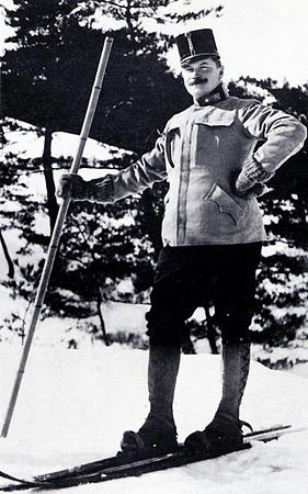 Austrian soldier teaching skiing to the Imperial Japanese Army in 1911.