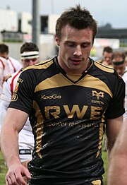 Ganzkörperporträt von Tommy Bowe im Ospreys-Trikot.