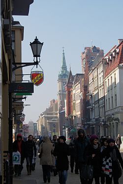 Toruń, ul. Szeroka (widok w stronę Rynku Staromiejskiego) (OLA Z.).jpg