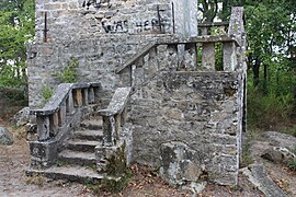 Les marches qui permettaient l'accès à l'intérieur puis au sommet.