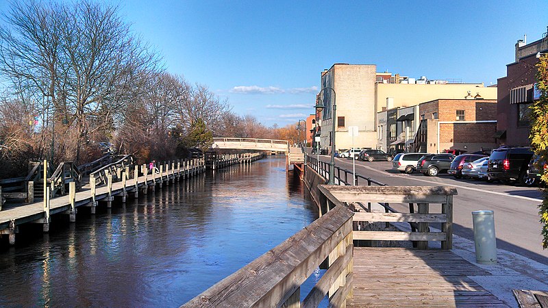 File:Traverse City Down Town River Walk - panoramio.jpg