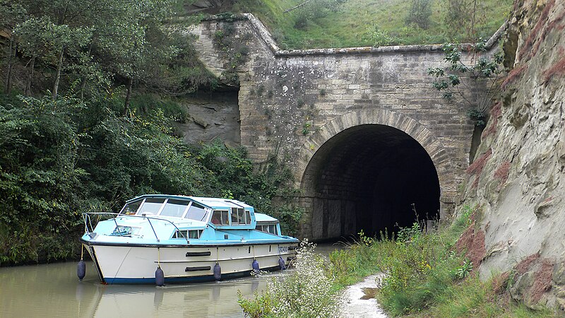 File:Tunnel du Malpas barque.jpg