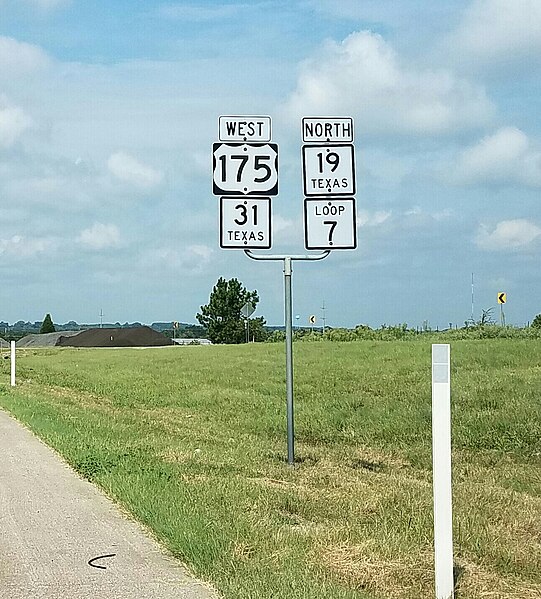 File:US175SH19SH31Loop7signassembly.jpg