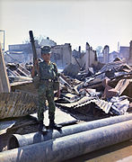 1968年5月7日，一位站在废墟之上的南越陆军童兵