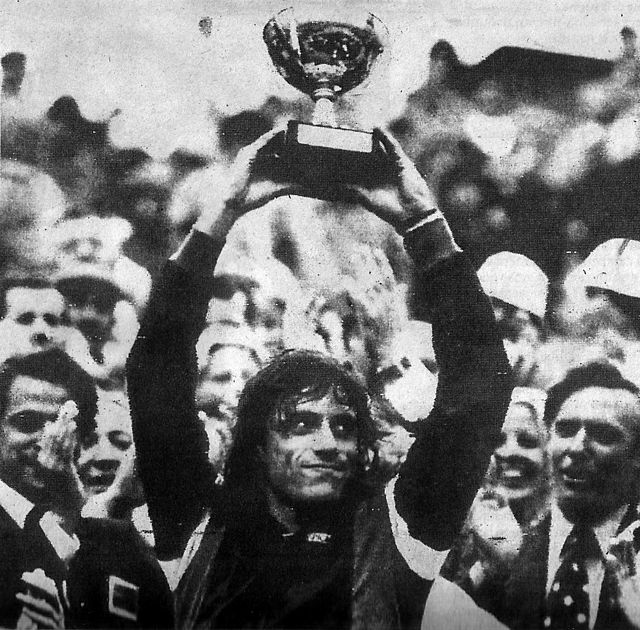 Vilas celebrating his win at the 1977 French Open.