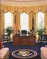 Lo Studio Ovale nel 1999, durante l'amministrazione Clinton. L'ufficio fu arredato dalla designer Kaki Hockersmith, che usò una vibrante palette di colori comprendente diversi toni di crema, oro, cremisi e zaffiro.