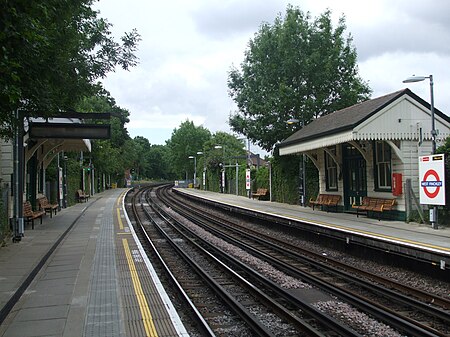 West Finchley stn southbound.JPG