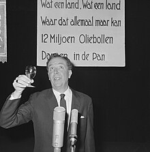 Wim Kan during the oudejaarsconference of 1963 Wim Kan op oudejaarsavond voor radio, Wim Kan tijdens zijn optreden, Bestanddeelnr 915-8880.jpg