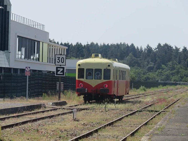 File:X 2403 en sortie de gare de Bressuire.jpg