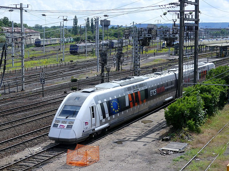 File:X 72500 ETCS stationné à Thionville (juin 2019).JPG