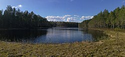 Yläinen Kotajärvi etelästä päin, vastarannalla Kotasen leirikeskus.
