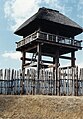 English: Lookout tower at Yoshinogari 日本語: 吉野ヶ里遺跡、柵の前で撮影。奥の建物は物見櫓。