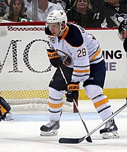 Zemgus Girgensons Buffalo Sabresin paidassa vierasottelussa Pittsburgh Penguinsia vastaan lokakuussa 2013.