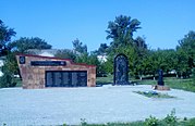 Братська могила радянських воїнів та пам'ятний знак на честь воїнів-односельців, село Ганусівка.jpg