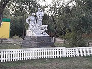 Монумент полеглим воїнам-землякам у селі Петрівці.jpg