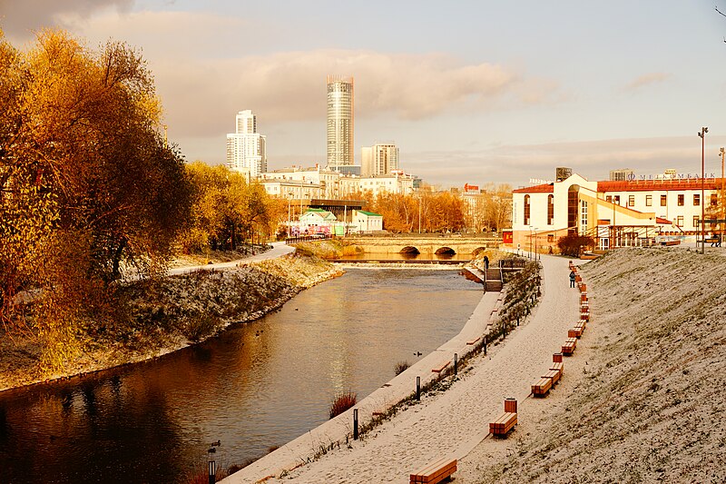 File:Река Исеть в районе Дендрологического парка. Екатеринбург.jpg