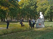Седнів. Біля скульптури Л.Глібова у парку.JPG