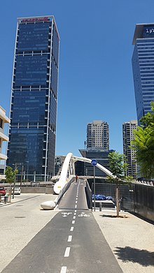 The Field Route of the Ofnidan inter-urban cycle network passes over Yehudit Bridge in Tel Aviv-Jaffa. gSHr yhvdyt 131724.jpg