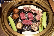 台湾に進出している日本式焼肉店（燒肉同話）の焼肉。近年の日本の焼肉店に多い無煙ロースターという煙を周囲の穴から吸い込むコンロを使っている。