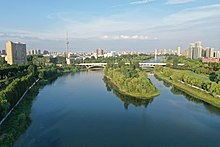 一條河流，兩側有公園