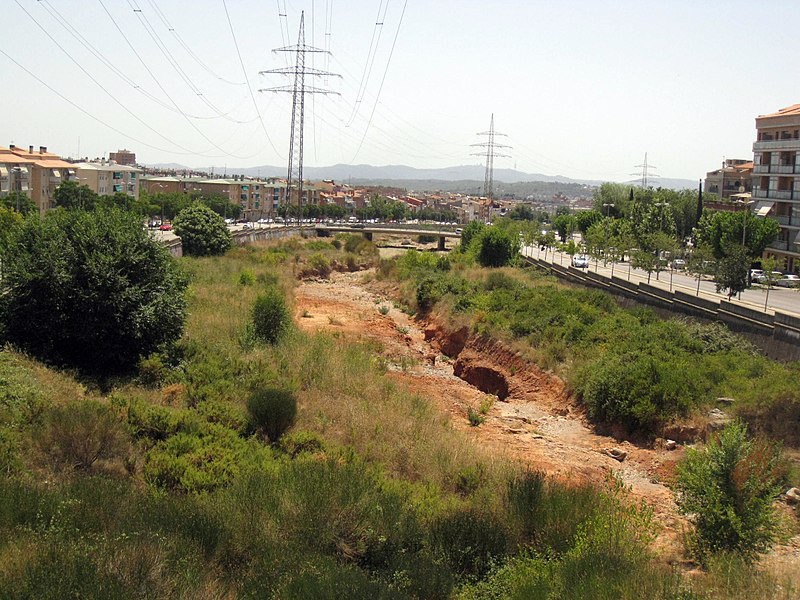 File:029 La riera de les Arenes, des del pont de la carretera de Castellar (Terrassa).jpg
