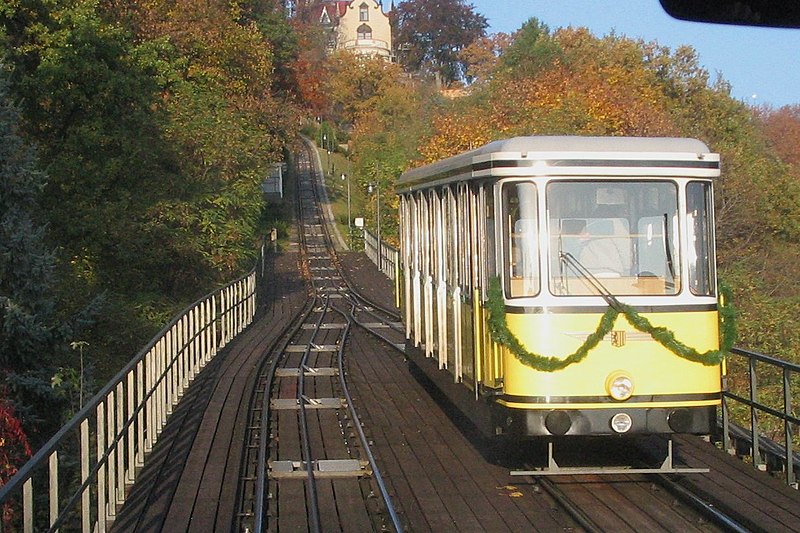 File:051030-Standseilbahn-Dresden-Talfahrt-Begegnung-Viadukt.jpg